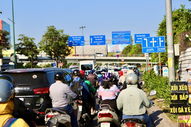 Cận Tết, các tuyến đường TPHCM kẹt cứng, người dân chật vật di chuyển- Ảnh 6.