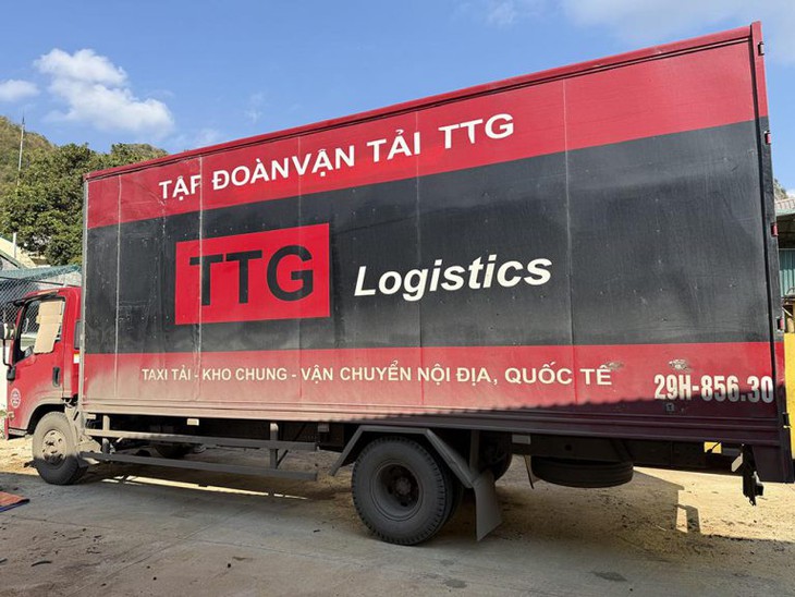 Bắt giữ tài xế xe tải gây tai nạn khiến ô tô con văng xuống suối, 3 người bị thương- Ảnh 2.