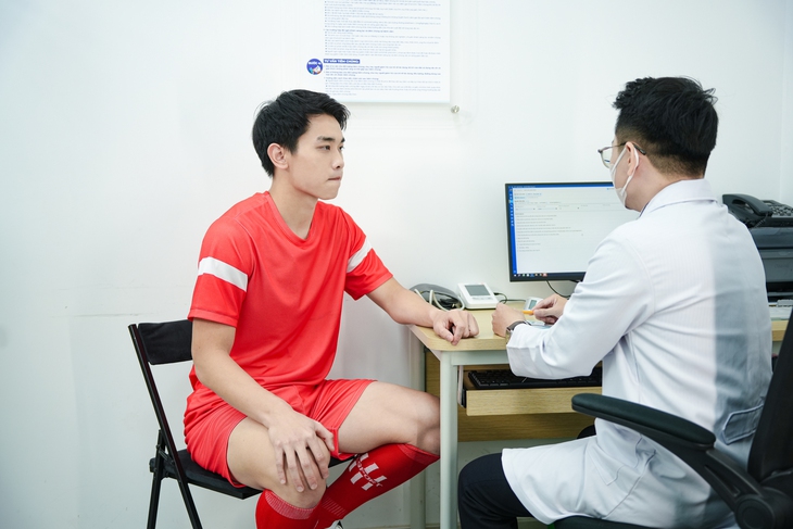 Bộ ba 'chiến binh sân cỏ' Đình Bắc, Văn Khang và Trung Kiên đồng hành cùng Long Châu trong dự án phòng ngừa HPV- Ảnh 2. Bộ ba 'chiến binh sân cỏ' Đình Bắc, Văn Khang và Trung Kiên đồng hành cùng Long Châu trong dự án phòng ngừa HPV- Ảnh 2.