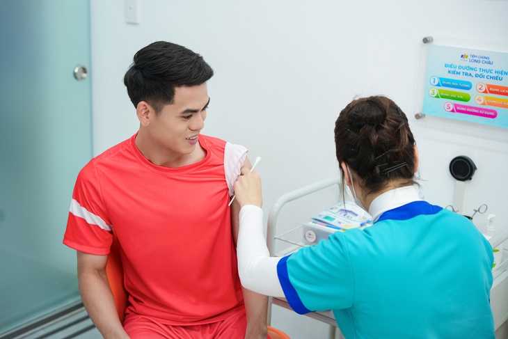 Bộ ba 'chiến binh sân cỏ' Đình Bắc, Văn Khang và Trung Kiên đồng hành cùng Long Châu trong dự án phòng ngừa HPV- Ảnh 4. Bộ ba 'chiến binh sân cỏ' Đình Bắc, Văn Khang và Trung Kiên đồng hành cùng Long Châu trong dự án phòng ngừa HPV- Ảnh 4.