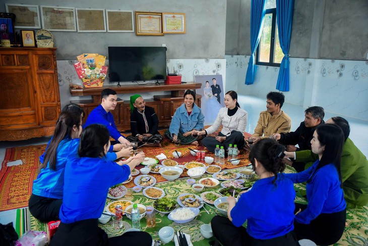 Những bữa tất niên ấm áp cùng Mẹ Việt Nam Anh hùng và các phận đời kém may mắn- Ảnh 2. Những bữa tất niên ấm áp cùng Mẹ Việt Nam Anh hùng và các phận đời kém may mắn- Ảnh 2.