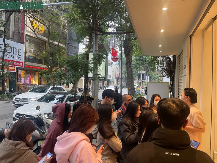 Người Hà Nội xếp hàng từ sáng 'săn' đồ mới ngày cận Tết- Ảnh 2.