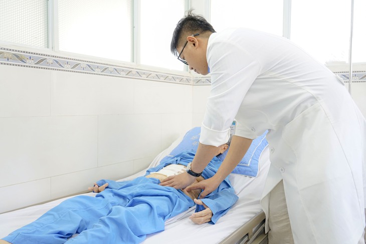 Phát hiện ung thư dạ dày sau 1 tuần không ăn uống được- Ảnh 2.