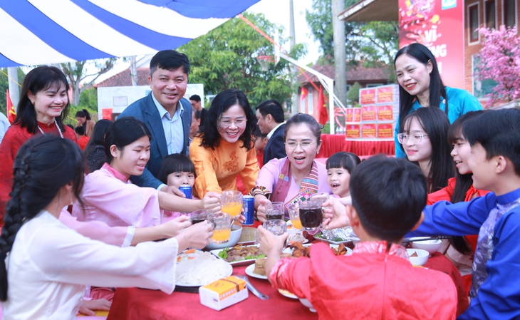 Lãnh đạo tỉnh Nghệ An thăm, tặng quà Tết tại Làng trẻ em SOS Vinh- Ảnh 8.