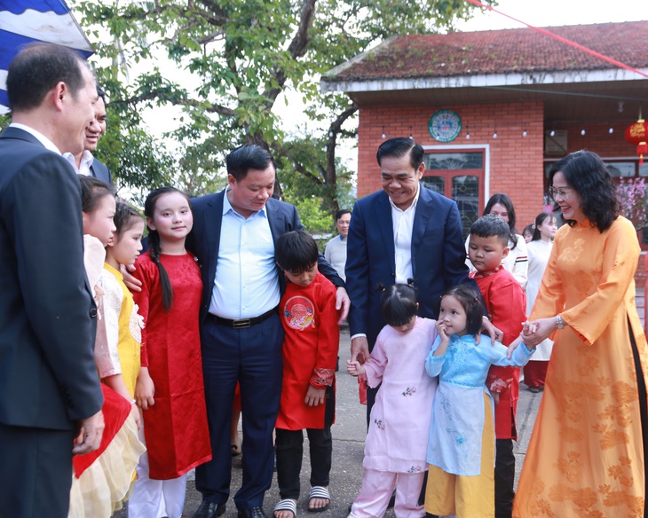 Lãnh đạo tỉnh Nghệ An thăm, tặng quà Tết tại Làng trẻ em SOS Vinh- Ảnh 1.
