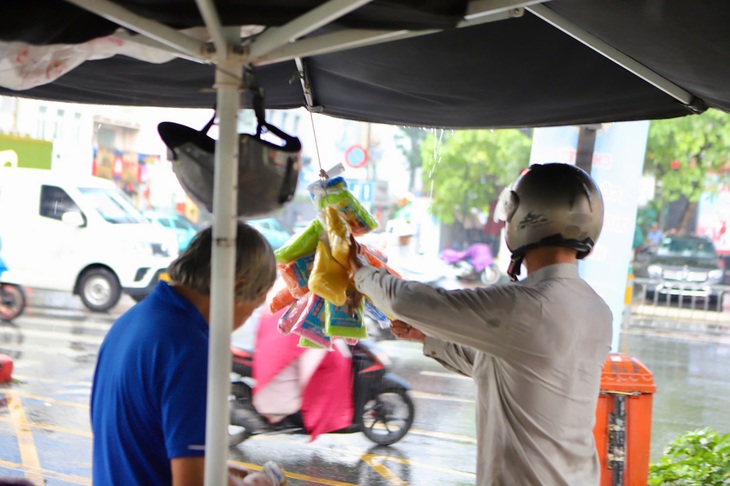TPHCM mưa trái mùa cận Tết, người dân bất ngờ 
- Ảnh 5.