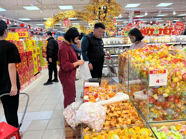 Siêu thị rực rỡ sắc xuân, người dân tấp nập mua sắm dịp cận Tết- Ảnh 5.