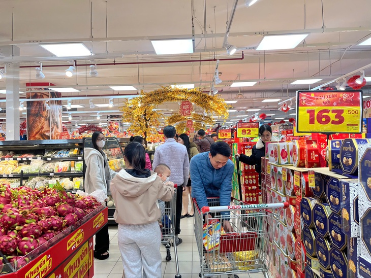 Siêu thị rực rỡ sắc xuân, người dân tấp nập mua sắm dịp cận Tết- Ảnh 2.