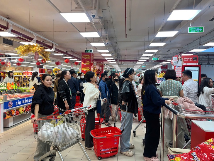 Siêu thị rực rỡ sắc xuân, người dân tấp nập mua sắm dịp cận Tết- Ảnh 8.