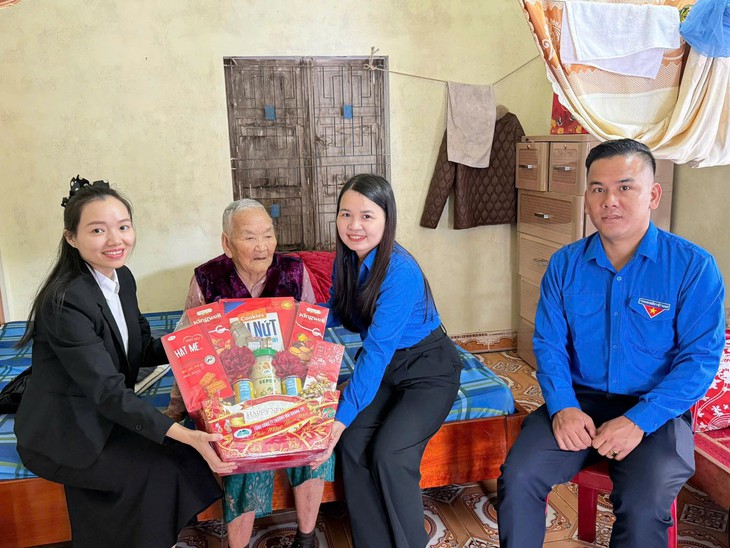 Những bữa tất niên ấm áp cùng Mẹ Việt Nam Anh hùng và các phận đời kém may mắn- Ảnh 1. Những bữa tất niên ấm áp cùng Mẹ Việt Nam Anh hùng và các phận đời kém may mắn- Ảnh 1.