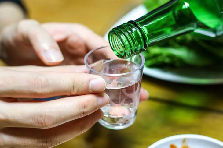 Uống rượu bia ngày Tết như thế nào để đỡ hại sức khỏe?- Ảnh 1. Uống rượu bia ngày Tết như thế nào để đỡ hại sức khỏe?- Ảnh 1.