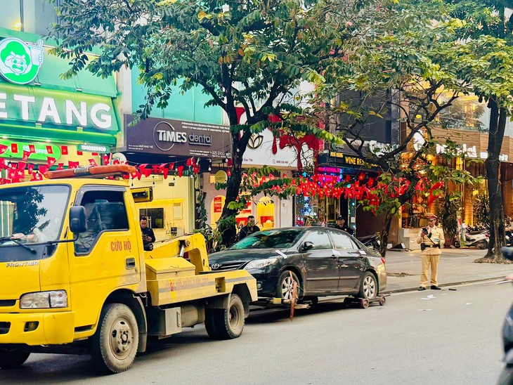 Hà Nội: Xử lý nhiều ô tô đỗ xe trái phép gây ùn tắc giao thông những ngày cận Tết- Ảnh 2. Hà Nội: Xử lý nhiều ô tô đỗ xe trái phép gây ùn tắc giao thông những ngày cận Tết- Ảnh 2.