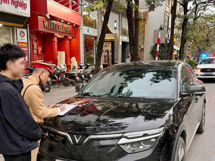 Hà Nội: Xử lý nhiều ô tô đỗ xe trái phép gây ùn tắc giao thông những ngày cận Tết- Ảnh 1. Hà Nội: Xử lý nhiều ô tô đỗ xe trái phép gây ùn tắc giao thông những ngày cận Tết- Ảnh 1.