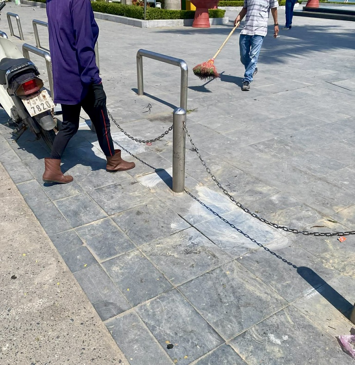 Xôn xao thông tin muốn ngồi vỉa hè gần chợ buôn bán phải nộp 1 triệu đồng- Ảnh 3. Xôn xao thông tin muốn ngồi vỉa hè gần chợ buôn bán phải nộp 1 triệu đồng- Ảnh 3.