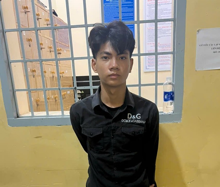 Nhóm thanh thiếu niên dùng vỏ chai bia tấn công người, cướp tài sản trong đêm- Ảnh 1. Nhóm thanh thiếu niên dùng vỏ chai bia tấn công người, cướp tài sản trong đêm- Ảnh 1.