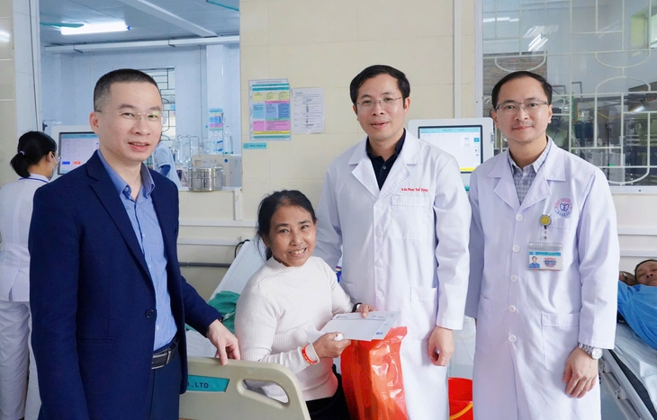 Lãnh đạo Bệnh viện Nội tiết Nghệ An tặng quà Tết cho bệnh nhân chạy thận nhân tạo.