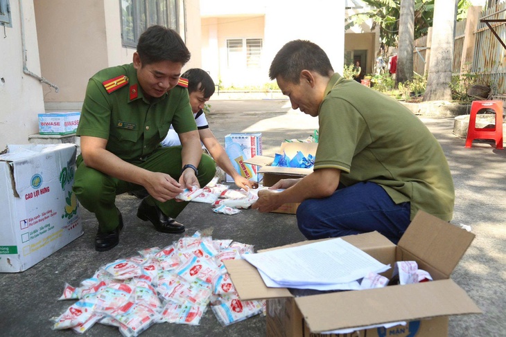TPHCM: Triệt xóa đường dây sản xuất, buôn bán thực phẩm giả các nhãn hiệu nổi tiếng- Ảnh 5.