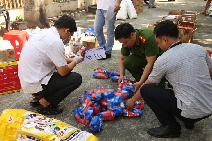 TPHCM: Triệt xóa đường dây sản xuất, buôn bán thực phẩm giả các nhãn hiệu nổi tiếng- Ảnh 4.