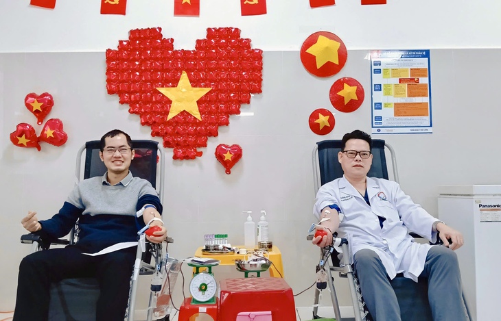Nguy cơ thiếu máu trong dịp Tết, nhiều cán bộ, nhân viên y tế trao tặng 'giọt hồng' cứu bệnh nhân- Ảnh 4. Nguy cơ thiếu máu trong dịp Tết, nhiều cán bộ, nhân viên y tế trao tặng 'giọt hồng' cứu bệnh nhân- Ảnh 4.