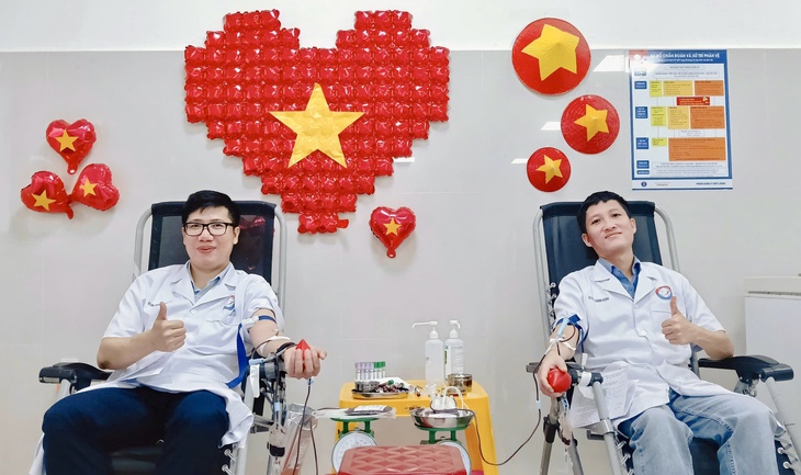 Nguy cơ thiếu máu trong dịp Tết, nhiều cán bộ, nhân viên y tế trao tặng 'giọt hồng' cứu bệnh nhân- Ảnh 5. Nguy cơ thiếu máu trong dịp Tết, nhiều cán bộ, nhân viên y tế trao tặng 'giọt hồng' cứu bệnh nhân- Ảnh 5.