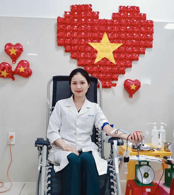 Nguy cơ thiếu máu trong dịp Tết, nhiều cán bộ, nhân viên y tế trao tặng 'giọt hồng' cứu bệnh nhân- Ảnh 3. Nguy cơ thiếu máu trong dịp Tết, nhiều cán bộ, nhân viên y tế trao tặng 'giọt hồng' cứu bệnh nhân- Ảnh 3.