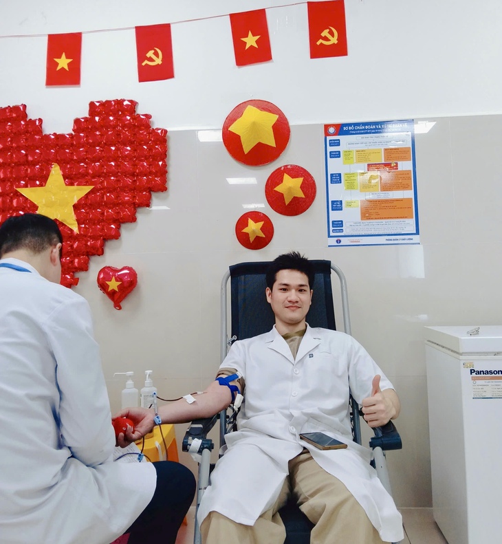 Nguy cơ thiếu máu trong dịp Tết, nhiều cán bộ, nhân viên y tế trao tặng 'giọt hồng' cứu bệnh nhân- Ảnh 7. Nguy cơ thiếu máu trong dịp Tết, nhiều cán bộ, nhân viên y tế trao tặng 'giọt hồng' cứu bệnh nhân- Ảnh 7.