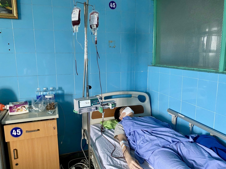 Nguy cơ thiếu máu trong dịp Tết, nhiều cán bộ, nhân viên y tế trao tặng 'giọt hồng' cứu bệnh nhân- Ảnh 2. Nguy cơ thiếu máu trong dịp Tết, nhiều cán bộ, nhân viên y tế trao tặng 'giọt hồng' cứu bệnh nhân- Ảnh 2.