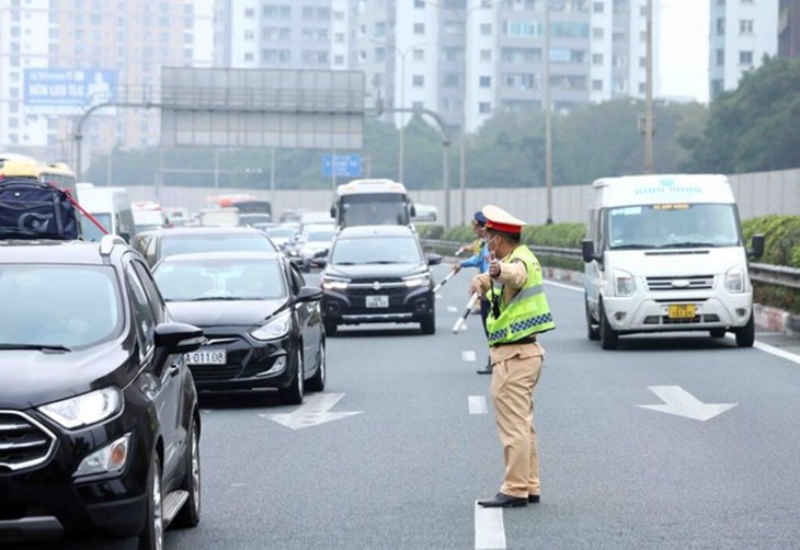 Phân luồng giao thông các tuyến đường bộ hướng về trung tâm Hà Nội dịp Tết- Ảnh 1. Phân luồng giao thông các tuyến đường bộ hướng về trung tâm Hà Nội dịp Tết- Ảnh 1.