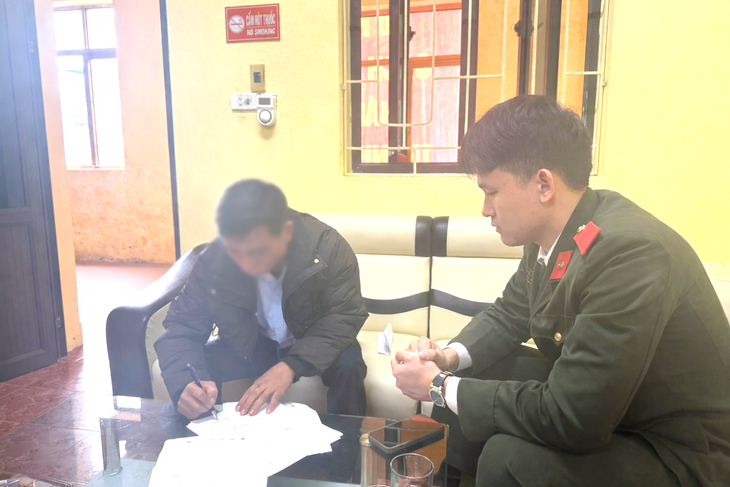 Uống rượu say phát livestream nói xấu cán bộ, người đàn ông bị công an triệu tập- Ảnh 1. Uống rượu say phát livestream nói xấu cán bộ, người đàn ông bị công an triệu tập- Ảnh 1.