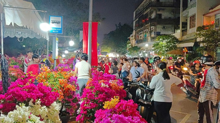 Tấp nập chợ hoa xuân ‘Trên bến dưới thuyền’ tái hiện không gian Tết Nam Bộ- Ảnh 8.