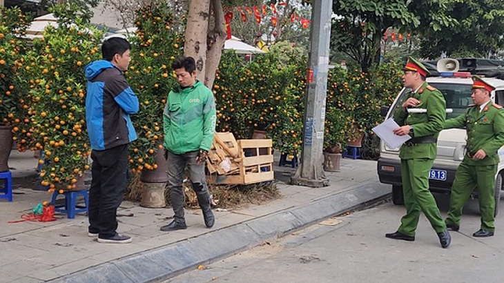 Chợ hoa Tết Tây Hồ: Đường phố thông thoáng, tiểu thương buôn bán trong trật tự- Ảnh 6. Chợ hoa Tết Tây Hồ: Đường phố thông thoáng, tiểu thương buôn bán trong trật tự- Ảnh 6.