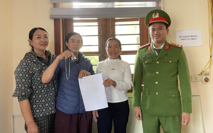 Nhặt được 16 triệu đồng giữa đêm, nhóm bạn trẻ làm điều khiến CSGT bất ngờ- Ảnh 2.