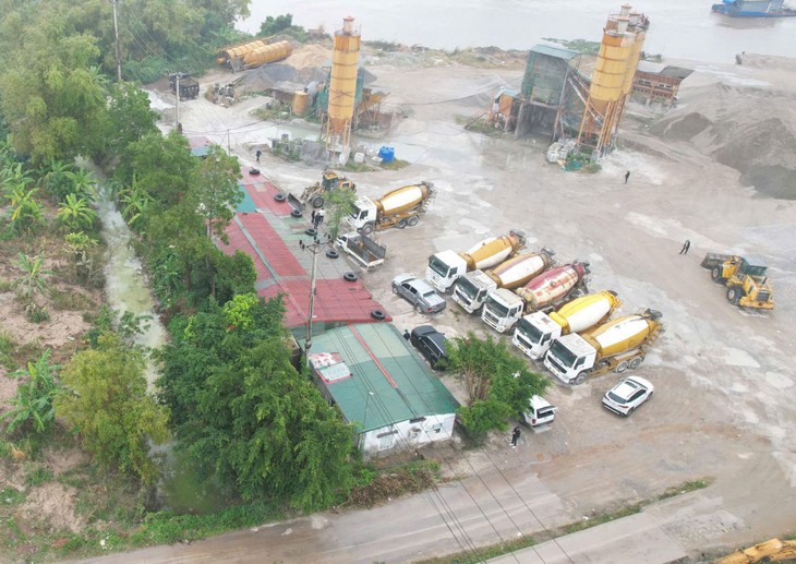 Khởi tố Trưởng trạm bê tông thuộc Công ty CP Việt Trung vì chỉ đạo đổ chất thải ra mương nước- Ảnh 1.