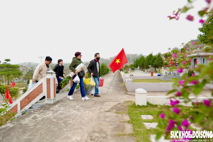 Người dân dậy sớm đi tảo mộ, mời tổ tiên về đón năm mới- Ảnh 1.