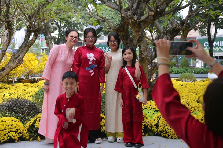 Công viên tưởng niệm nạn nhân COVID-19 hút khách ngày cận Tết- Ảnh 13.
