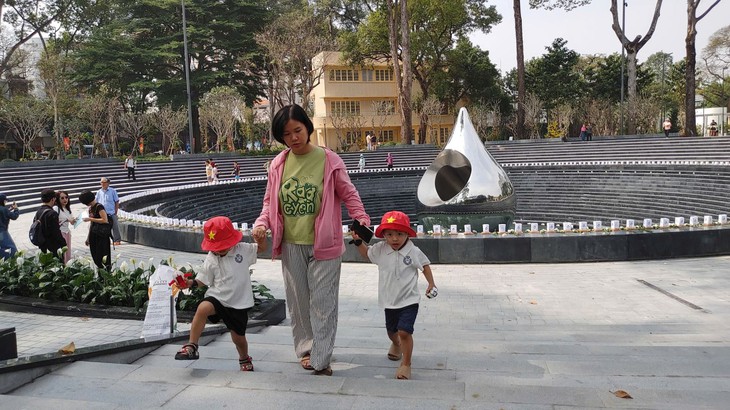 Công viên tưởng niệm nạn nhân COVID-19 hút khách ngày cận Tết- Ảnh 8.
