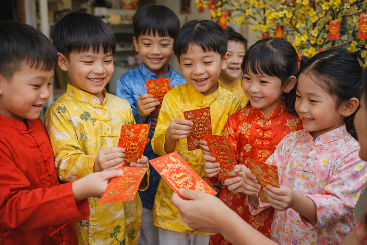 Cùng con ươm mầm trách nhiệm và sẻ chia từ những phong bao lì xì may mắn- Ảnh 1.