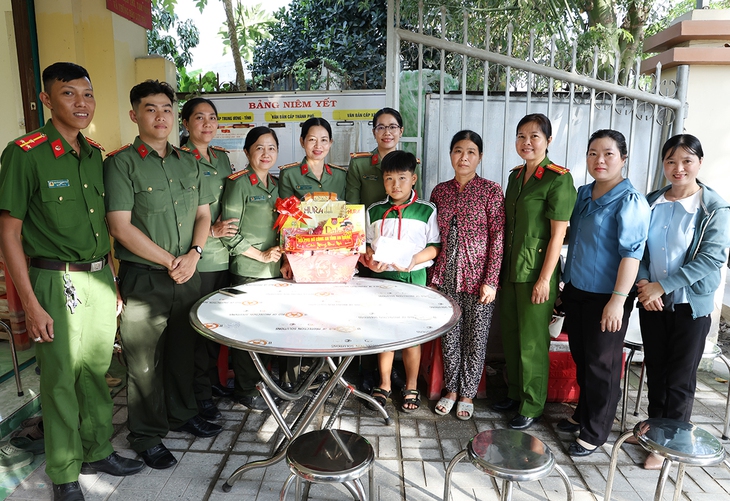 Ấm áp chương trình "Mẹ đỡ đầu" dịp Tết Nguyên đán Bính Ngọ- Ảnh 2.