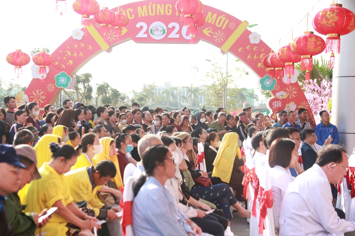 Ấm lòng 'Chợ Tết 0 đồng' cho 1.000 bệnh nhân ở lại điều trị dịp Xuân- Ảnh 2.