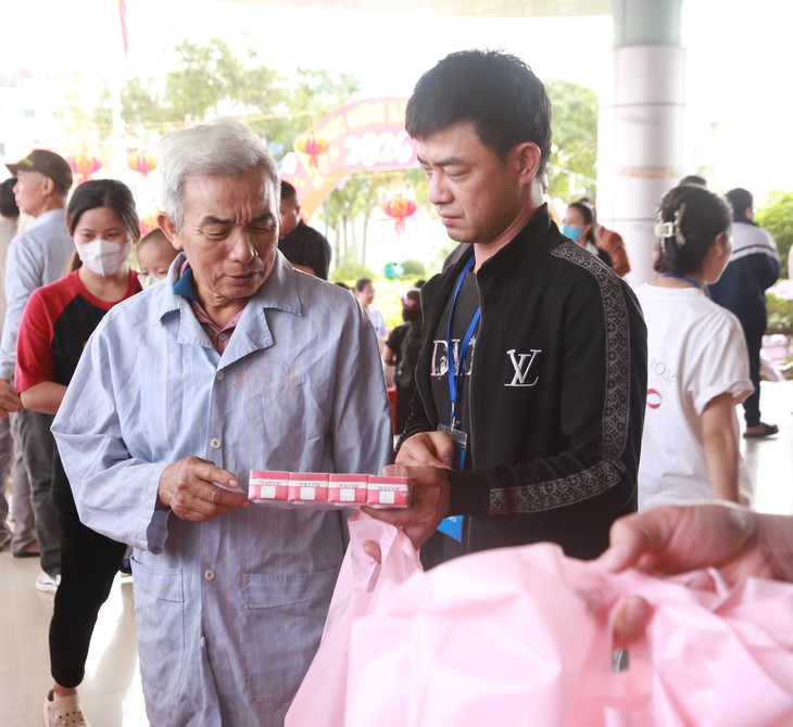 Ấm lòng 'Chợ Tết 0 đồng' cho 1.000 bệnh nhân ở lại điều trị dịp Xuân- Ảnh 11.