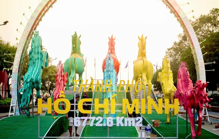 Cận cảnh linh vật ngựa tại Đường hoa Nguyễn Huệ- Ảnh 7.