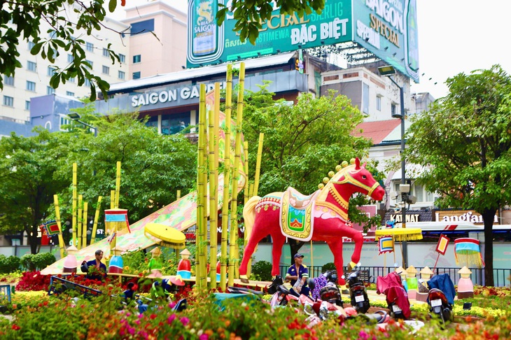 Cận cảnh linh vật ngựa tại Đường hoa Nguyễn Huệ- Ảnh 12.