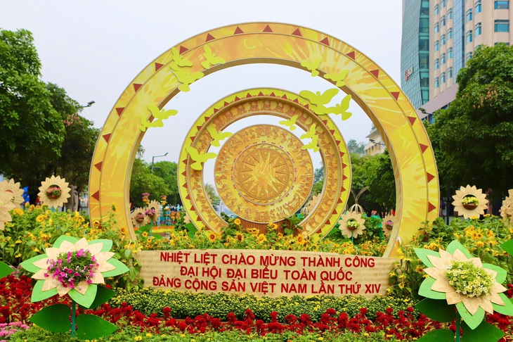 Cận cảnh linh vật ngựa tại Đường hoa Nguyễn Huệ- Ảnh 14.