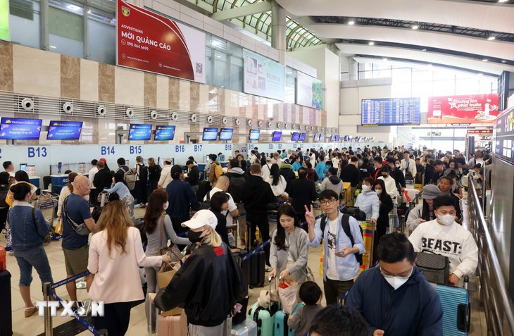 Sân bay Nội Bài đông nghẹt người trước kỳ nghỉ Tết Nguyên đán Bính Ngọ- Ảnh 1.