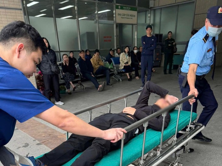 Đau quặn bụng trên xe giữa đường tắc kín, bệnh nhân được CSGT ứng cứu- Ảnh 2. Đau quặn bụng trên xe giữa đường tắc kín, bệnh nhân được CSGT ứng cứu- Ảnh 2.