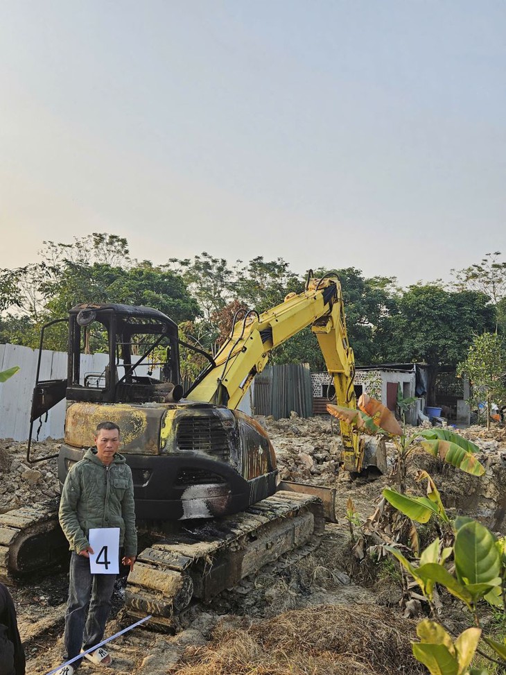 Mâu thuẫn trong làm ăn, người đàn ông mang xăng đốt máy xúc- Ảnh 1.