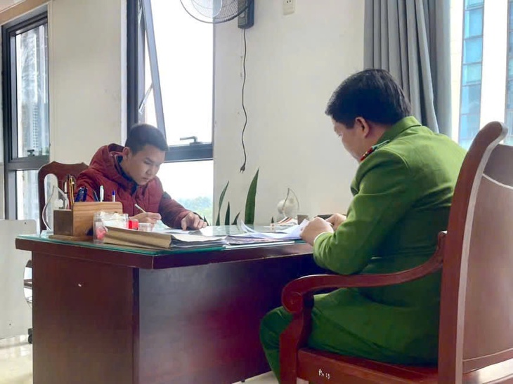 Khởi tố vụ án 2 xe máy đâm nhau tại cầu Hòa Bình làm 2 người tử vong- Ảnh 1. Khởi tố vụ án 2 xe máy đâm nhau tại cầu Hòa Bình làm 2 người tử vong- Ảnh 1.