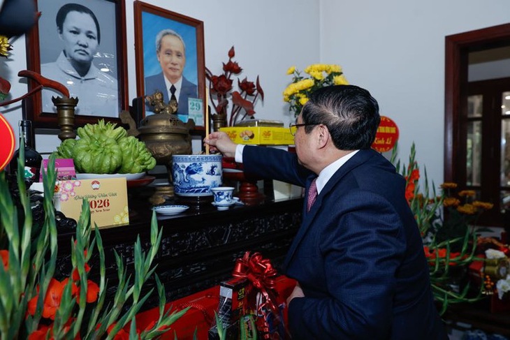 Thủ tướng thăm nguyên lãnh đạo Đảng, Nhà nước và dâng hương tưởng nhớ các đồng chí cố lãnh đạo
- Ảnh 6. Thủ tướng thăm nguyên lãnh đạo Đảng, Nhà nước và dâng hương tưởng nhớ các đồng chí cố lãnh đạo
- Ảnh 6.
