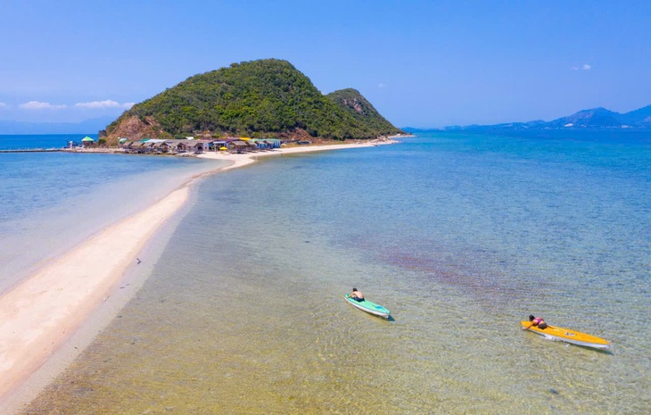 Du xuân thăm con đường giữa biển đẹp nhất ở Điệp Sơn bằng cách nào?- Ảnh 1. Du xuân thăm con đường giữa biển đẹp nhất ở Điệp Sơn bằng cách nào?- Ảnh 1.