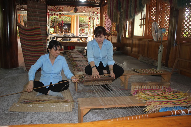 Nơi hội tụ các loài hoa và nghề truyền thống đón khách du xuân- Ảnh 5. Nơi hội tụ các loài hoa và nghề truyền thống đón khách du xuân- Ảnh 5.